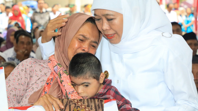 Gubernur Khofifah Saat Menyalurkan Bantuan di Madiun