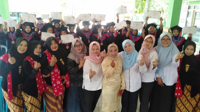 Wisuda Sekolah Orang Tua Hebat Desa Putatlor Menganti Gresik