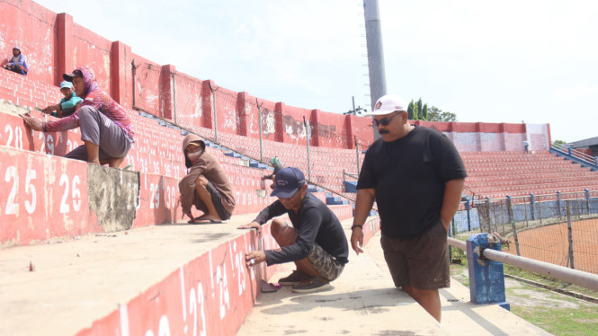 Proses pengecatan Stadion Brawijaya Kediri sambut kompetisi Liga 1.