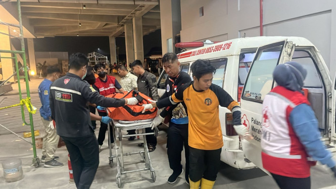 Evakuasi pekerja yang tewas di mall usai terjatuh
