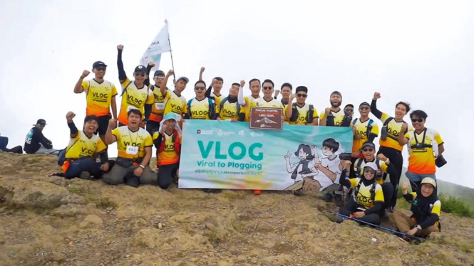 Ratusan generasi muda mendaki gunung dan punguti sampah