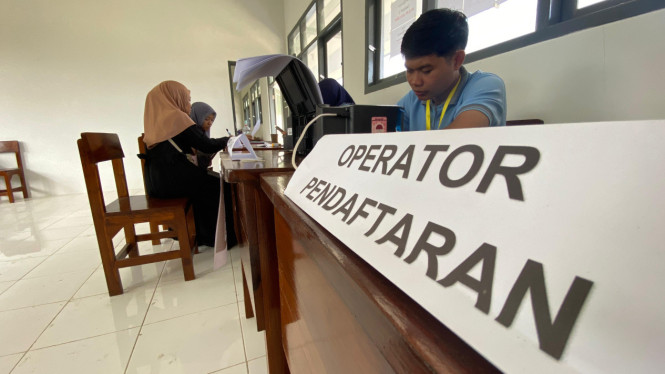 Proses pendaftaran ulang siswa SMPN 3 Mojo Kediri