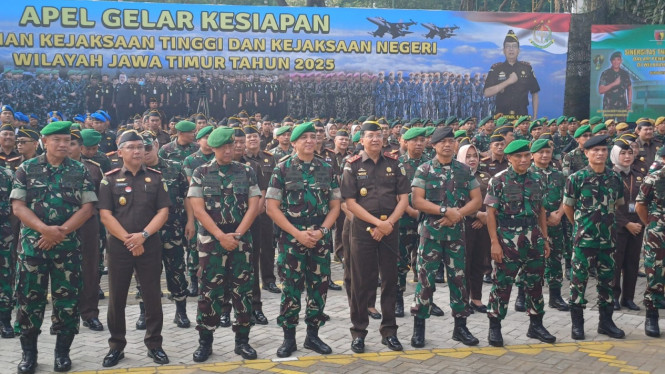 Apel kesiapan oleh TNI di kantor Kejati Jatim di Surabaya.