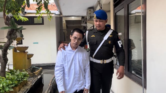 Seorang pramusaji, Andi Febriato (25).