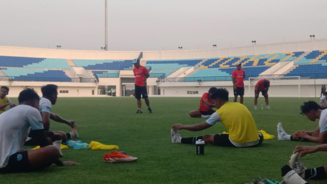 Pemain Persela Menjalani Latihan