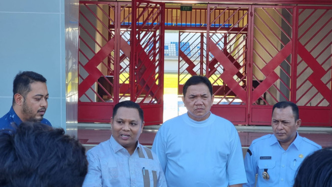 Presiden Madura United (tengah) Achsanul Qosasi