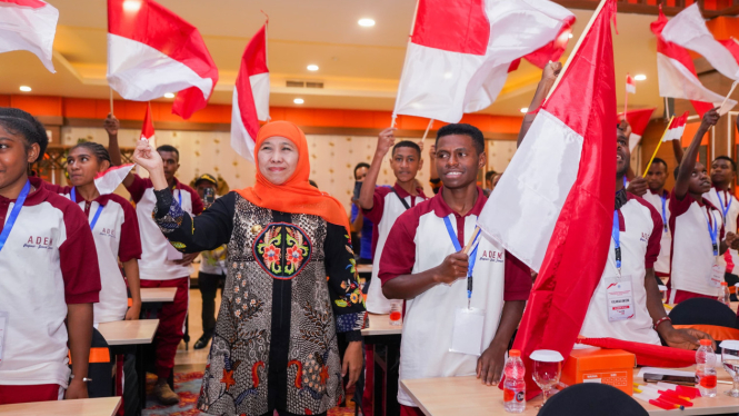Gubernur Khofifah bersama Penerima Program Adem asal Papua