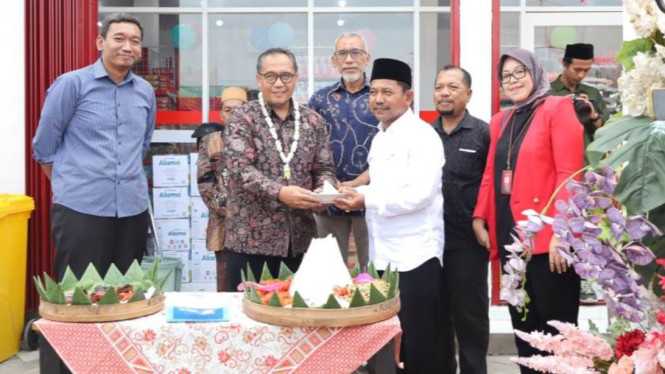 Sekda Gresik Achmad Washil Miftahul Rachman saat membuka gerai sembako merah putih Pemdes Dapet
