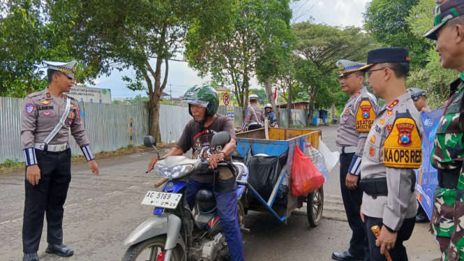 Kapolres Trenggalek dan jajaran memberi helm kepada tukang kebersihan