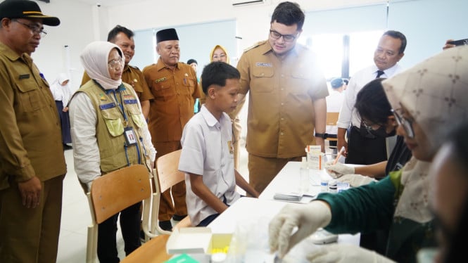 Bupati Kediri meninjau Sekolah Rakyat yang sudah masuk hari pertama.