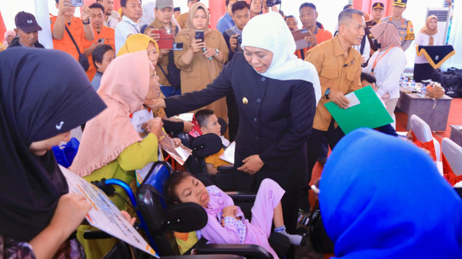 Khofifah Menyalurkan Bansos di Kota Probolinggo