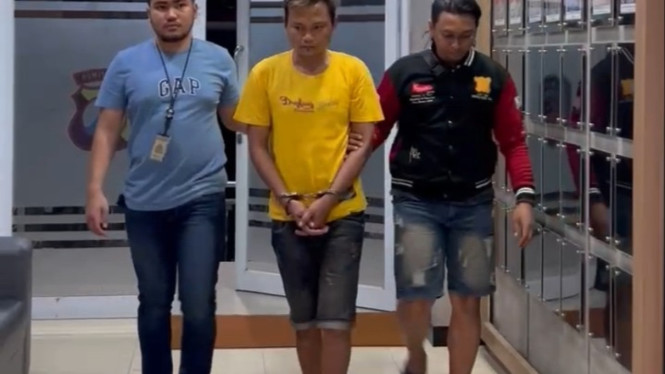 Pelaku D saat di gelandang di Mapolres Gresik