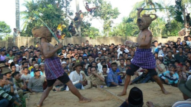 Tradisi Ojung di Pulau Madura.