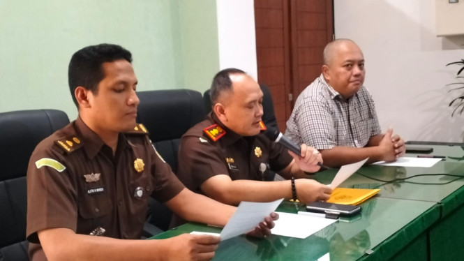Kepala Kejaksaan Negeri Gresik, Nana Riana (tengah)