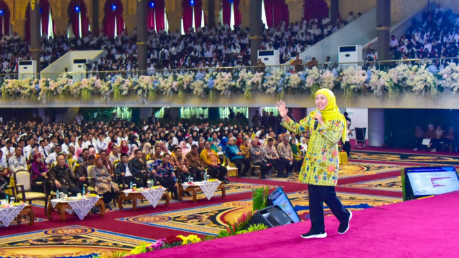 Khofifah dalam Penyerahan SK Pengangkatan CPNS dan PPPK