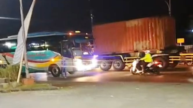 Polisi Hadang Bus Sugeng Rahayu