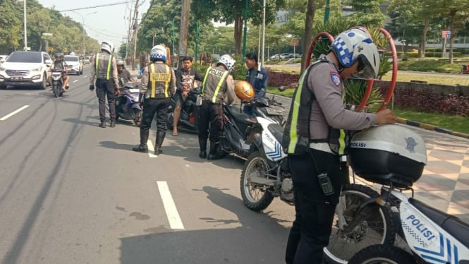 Anggota Satlantas Polres Gresik saat menindak pengendara motor