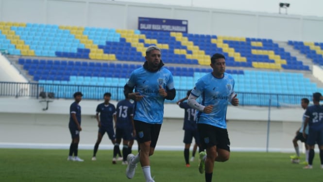 Pemain Persela Lamongan saat menjalani latihan