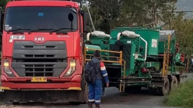 Kendaraan berat saat melintas di jalan