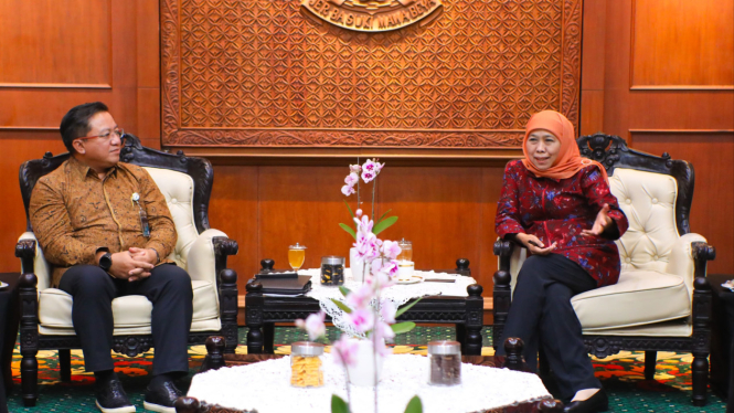 Khofifah bersama Kepala Bulog Jatim Langgeng Wisnu
