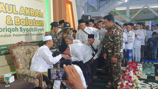 Suasana baiatan Thariqah Syadziliyyah di Trenggalek.