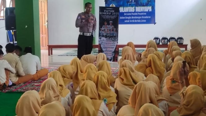 Satlantas Polres Mojokerto dalam Program Polantas Menyapa di Pondok Pesantren Hikmatul Amanah, Pacet