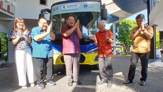 PT SPS Corporate saat penyerahan hibah bus di UK Petra Surabaya