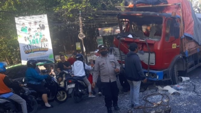 Truk tronton rusak setelah tabrakan di Gresik.