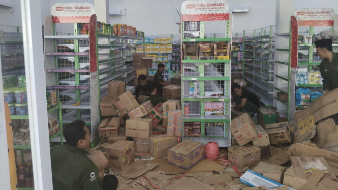 Barang minimarket KDMP Pucangan Tubang dibongkar.