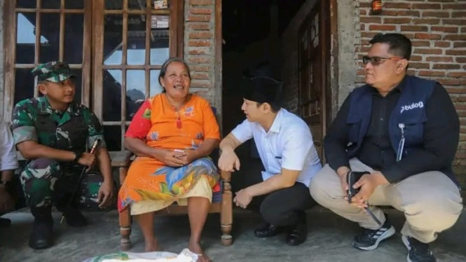 Pemkab dan Forkopimda Trenggalek salurkan bantuan beras simbolis.