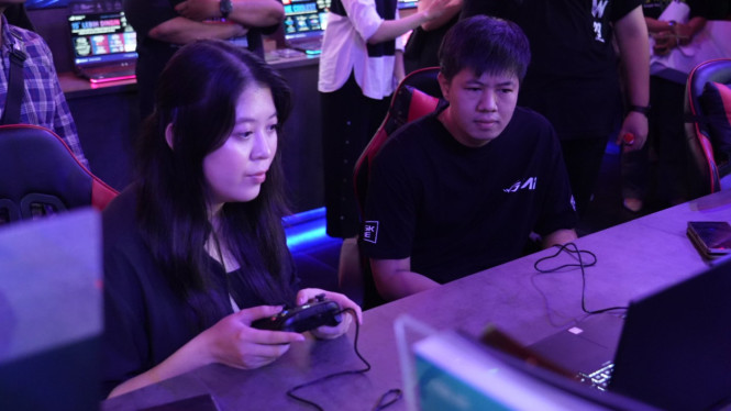 Gamers Bermain di ROG Exclusive Store Surabaya