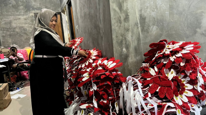 Perajin Hiasan Kepala Merah Putih di Mojokerto