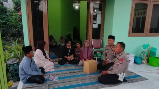 Polisi Berikan Santunan Keluarga Siswa SD di Mojokerto