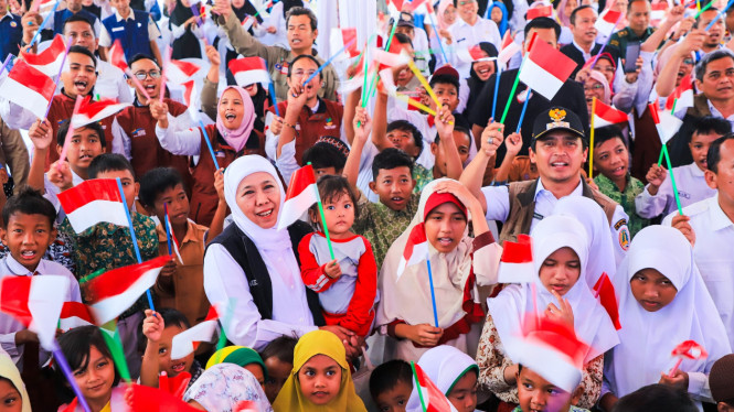 Gubernur Khofifah Bersama Anak-Anak di Pasuruan
