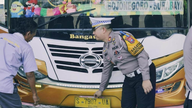 Satlantas Polres Gresik dan Dishub saat Rampcheck bis di terminal Bunder