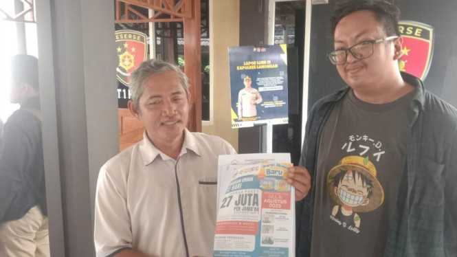 Korban penipuan travel umrah saat melapor ke Polres Lamongan