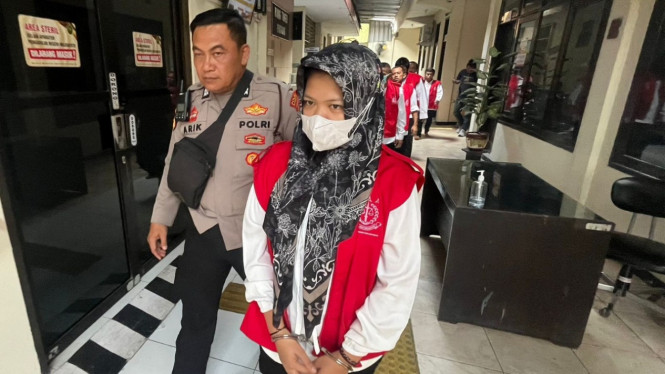 Wanita mucikari saat akan menjalani sidang di PN Mojokerto