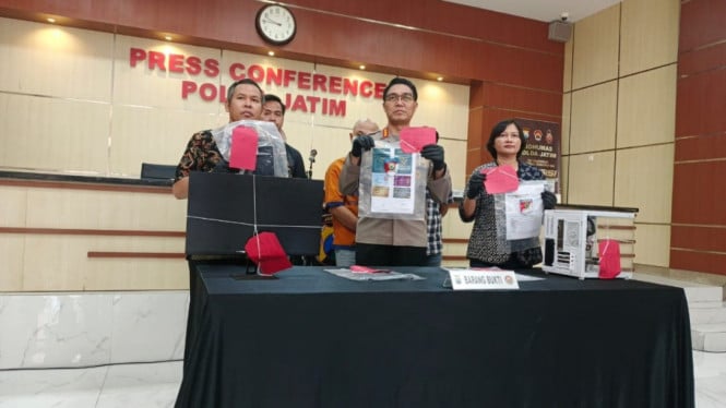 Polda Jatim merilis pengungkapan kasus penyaluran tenaga kerja ilegal ke Jerman