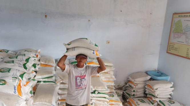 Penerima bantuan pangan beras mengambil di Desa Srikaton Tulungagung.