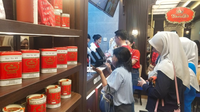 Pengunjung antre membeli Thai Tea ChaTraMue di Surabaya.