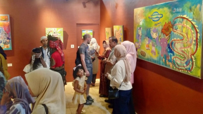 Pameran lukisan Azzahra Adiva pelukis cilik Sanggar Daun Gresik