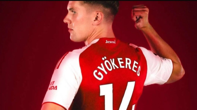 Viktor Gyokeres berkostum Arsenal