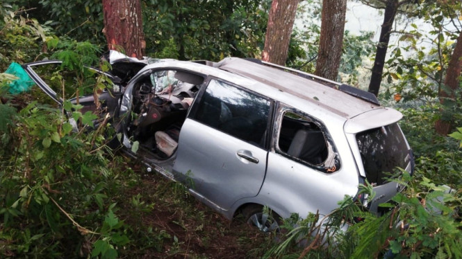 Mobil Toyota Avanza terjun ke dalam jurang di Mojokerto.