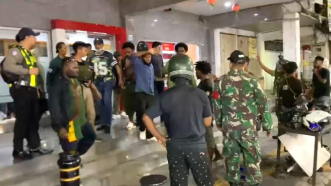Aparat sedang memediasi mahasiswa dan panitia pentas seni dan budaya Papua