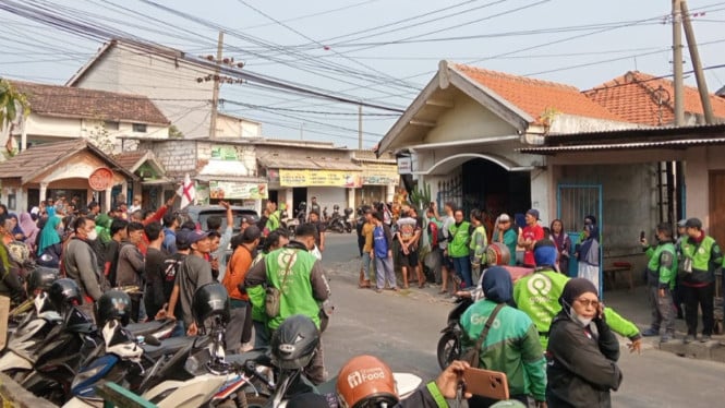 Suasana rumah duka menjelang pemakaman korban.