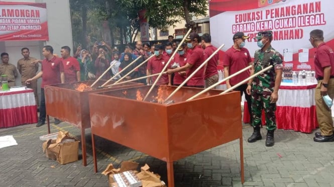 Rokok ilegal saat dimusnahkan di halaman Kejaksaan Negeri Lamongan