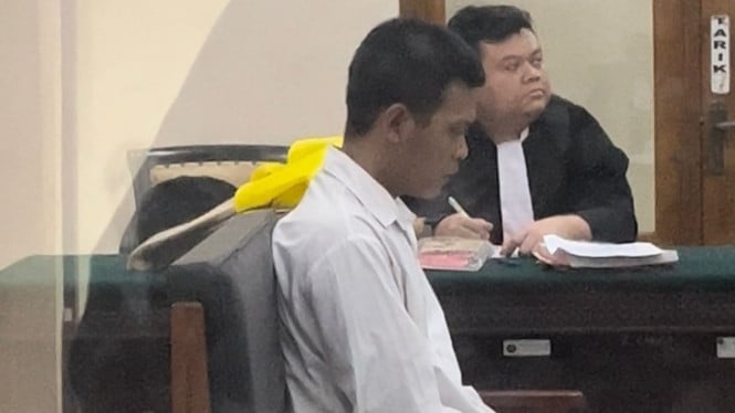 Totok, terdakwa kasus jual istri saat jalani sidang vonis di PN Mojokerto