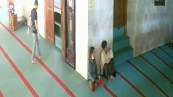 Pencuri terekam CCTV saat beraksi di Masjid Jamik Gresik