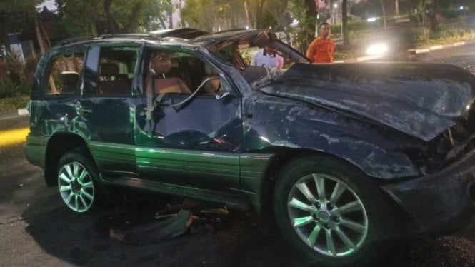 Mobil Land Cruiser ringsek usai mengalami kecelakaan tunggal di Jalan Mayjend Sungkono Surabaya