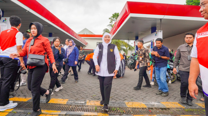 Khofifah Saat Beri Bantuan Bensin Gratis ke Ojol